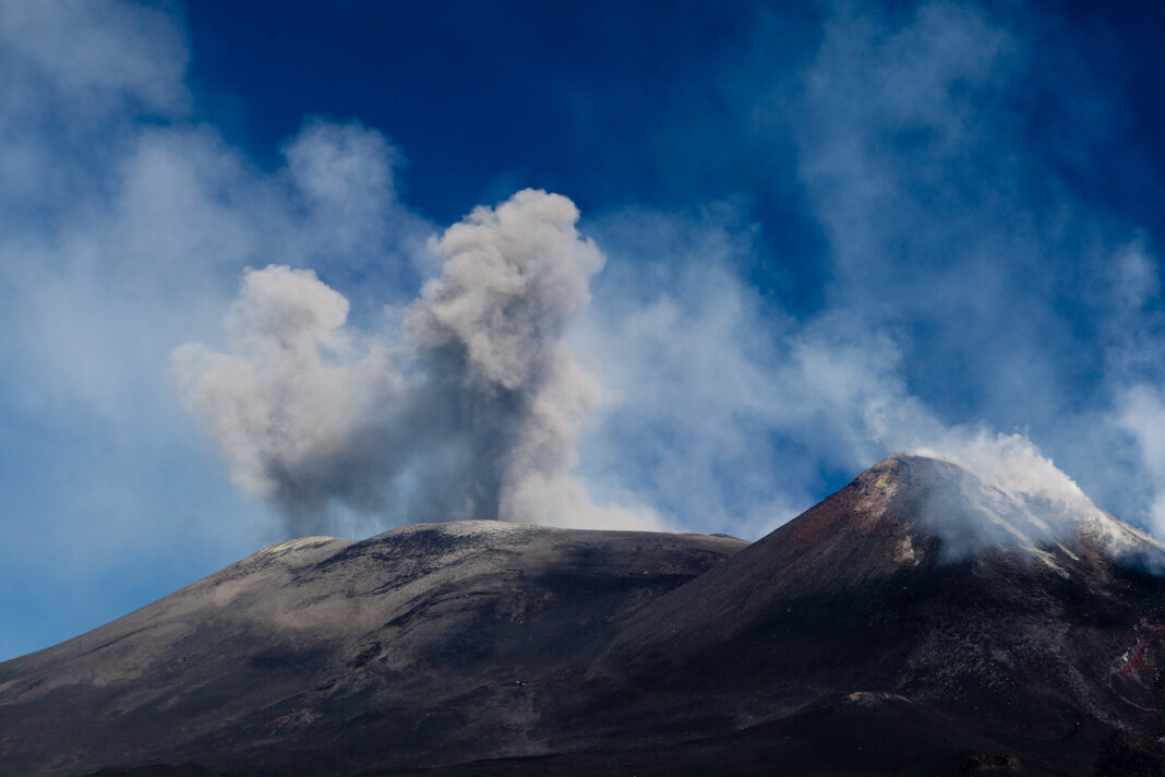 Etna chrlící popel